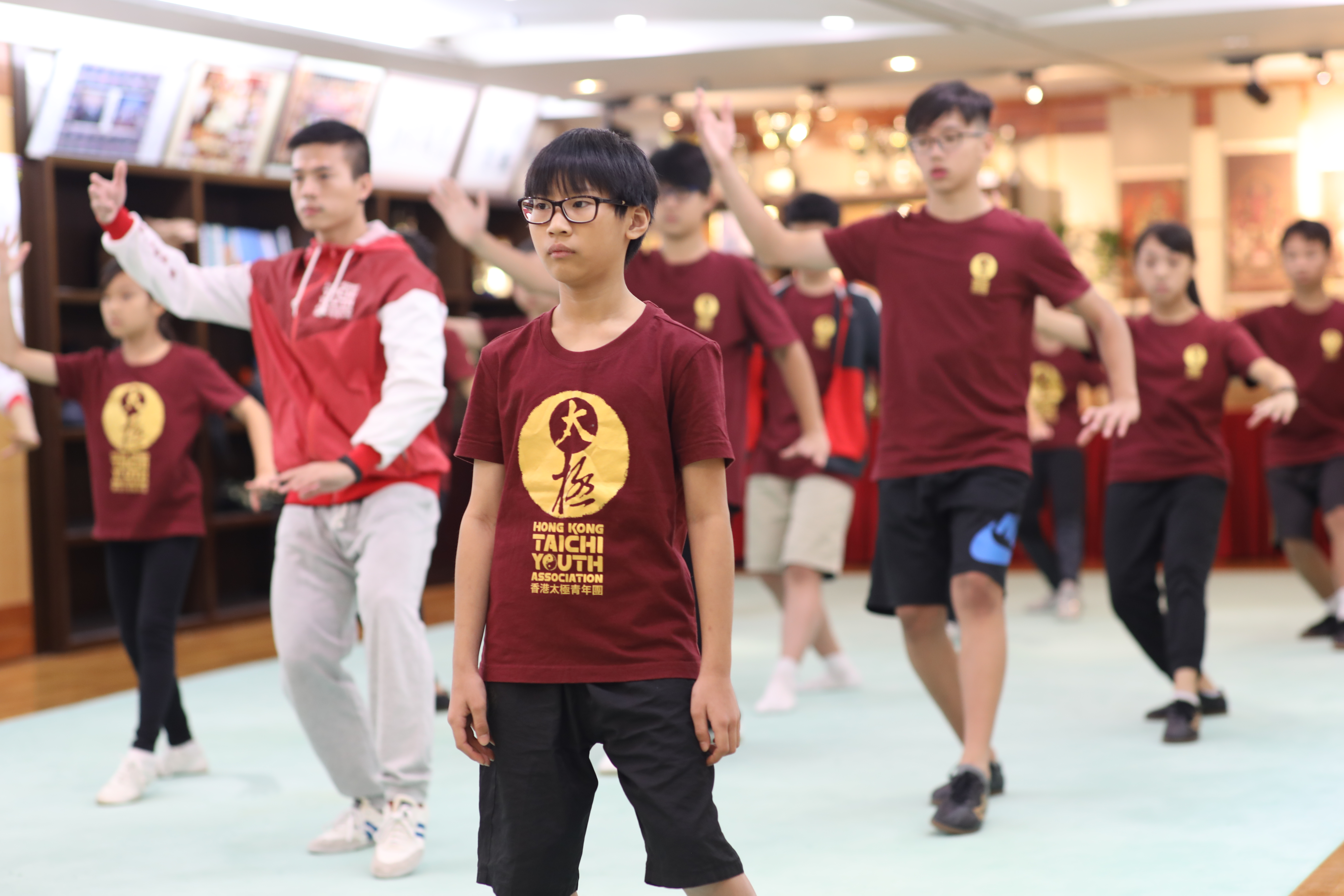 應由熱鬧到嚴謹